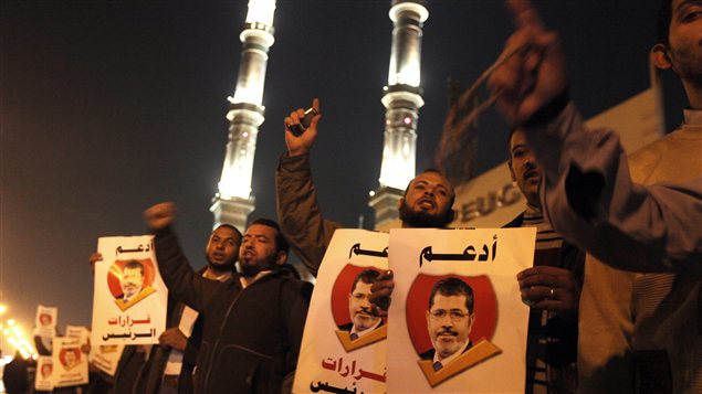 Des partisans de Mohamed Morsi manifestent le 9 décembre pour appuyer le président. Des partisans de Mohamed Morsi manifestent le 9 décembre pour appuyer le président.