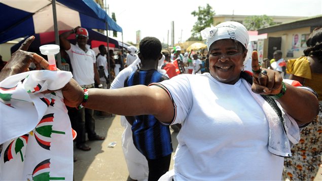 Une femme danse devant les quartiers généraux du parti Congrès démocratique national, de John Mahama. Une femme danse devant les quartiers généraux du parti Congrès démocratique national, de John Mahama.