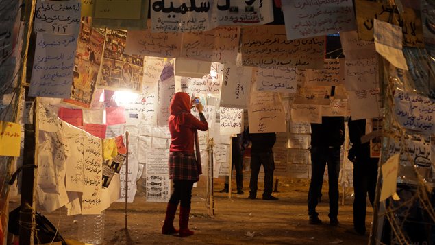 Une Égyptienne visite les installations de pancartes anti-Morsi à la Place Tahrir, le 8 décembre. Une Égyptienne visite les installations de pancartes anti-Morsi à la Place Tahrir, le 8 décembre.