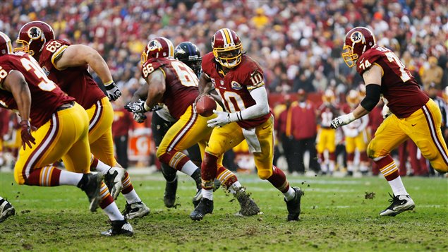 Le quart Robert Griffin III (no 10) des Redskins en deuxième demie du match remporté 31-28 en prolongation par Washington contre Baltimore. Le quart Robert Griffin III (no 10) des Redskins en deuxième demie du match remporté 31-28 en prolongation par Washington contre Baltimore.