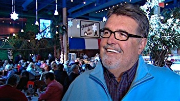 Norman MacMillan s'est présenté à l'invitation de l'ex-député Marcel Proulx. Norman MacMillan s'est présenté à l'invitation de l'ex-député Marcel Proulx.