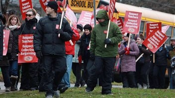 Des enseignants ont fait la grève, lundi, à Stratford. Des enseignants ont fait la grève, lundi, à Stratford.
