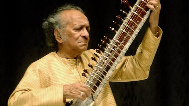 Le maître indien du sitar, Ravi Shankar, en février 2004 au New Delhi. Le maître indien du sitar, Ravi Shankar, en février 2004 au New Delhi.