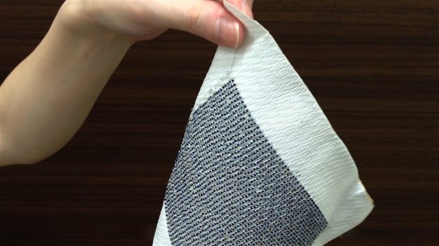 Ce tissu photovoltaïque créé par des chercheurs japonais pourrait un jour permettre de recharger des appareils électroniques. Ce tissu photovoltaïque créé par des chercheurs japonais pourrait un jour permettre de recharger des appareils électroniques.