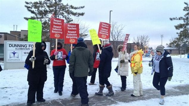 Des enseignants manifestent mercredi matin devant l'école Dunning Foubert à Ottawa. Des enseignants manifestent mercredi matin devant l'école Dunning Foubert à Ottawa.