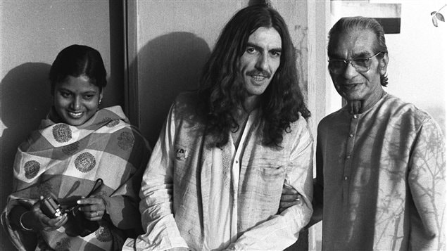 Le guitariste des Beatles George Harrison (au centre) et le maître indien du sitar Ravi Shankar (à droite) en 1972. Le guitariste des Beatles George Harrison (au centre) et le maître indien du sitar Ravi Shankar (à droite) en 1972.