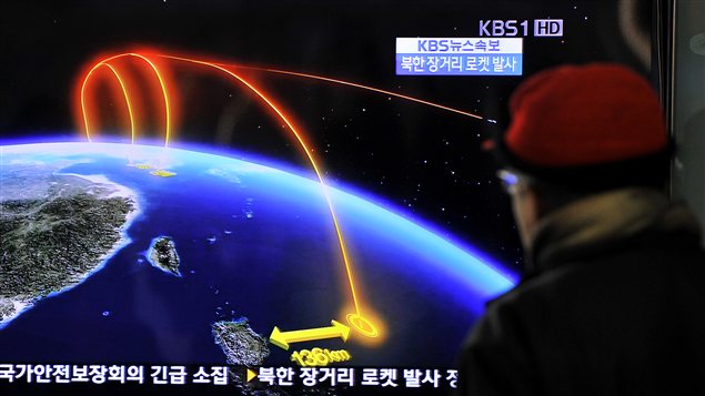 Un Coréen du Sud regarde la télévision qui présente la nouvelle du lancement d'une fusée en Corée du Nord. Un Coréen du Sud regarde la télévision qui présente la nouvelle du lancement d'une fusée en Corée du Nord.