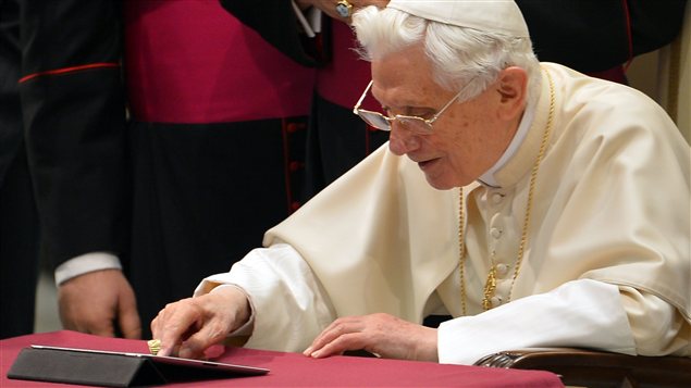 Le pape Benoît XVI envoie son premier tweet, le 12 décembre 2012. Le pape Benoît XVI envoie son premier tweet, le 12 décembre 2012.