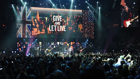 The Who livre une performance au concert-bénéfice visant à venir en aide aux victimes de la tempête Sandy à New York. The Who livre une performance au concert-bénéfice visant à venir en aide aux victimes de la tempête Sandy à New York.