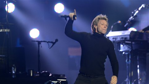 Jon Bon Jovi offre une performance au Madison Square Garden au profit des victimes de la tempête Sandy. Jon Bon Jovi offre une performance au Madison Square Garden au profit des victimes de la tempête Sandy.