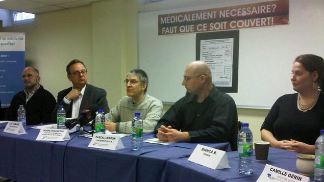 Des citoyens de Pointe Saint-Charles qui dénoncent la facturation de frais abusifs ou illégaux dans les cliniques médicales. Des citoyens de Pointe Saint-Charles qui dénoncent la facturation de frais abusifs ou illégaux dans les cliniques médicales.