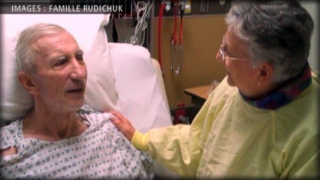 Jack Rudichuk sur son lit à l'hôpital Villa Caritas à Edmonton, aux côtés de sa femme Huguette Hébert, en 2011. Jack Rudichuk sur son lit à l'hôpital Villa Caritas à Edmonton, aux côtés de sa femme Huguette Hébert, en 2011.