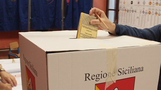 Une Italienne vote aux élections régionales de Scicile. Une Italienne vote aux élections régionales de Scicile.