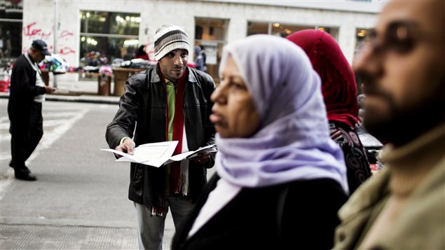 Un opposant distribuant des tracts appelant à voter contre le projet de constitution. Un opposant distribuant des tracts appelant à voter contre le projet de constitution.