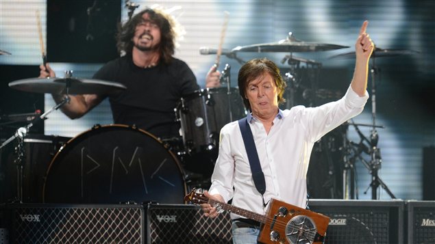 Paul McCartney a joué le rôle de Kurt Cobain lors d'une réunion des membres de Nirvana à l'occasion d'un concert-bénéfice pour les victimes de Sandy. Paul McCartney a joué le rôle de Kurt Cobain lors d'une réunion des membres de Nirvana à l'occasion d'un concert-bénéfice pour les victimes de Sandy.