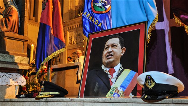 Un photo du président Hugo Chavez exposée lors d'une messe tenue en son honneur, à Cuba Un photo du président Hugo Chavez exposée lors d'une messe tenue en son honneur, à Cuba