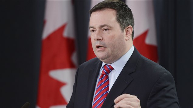 Le ministre de l'Immigration, Jason Kenney, en conférence de presse à Ottawa Le ministre de l'Immigration, Jason Kenney, en conférence de presse à Ottawa