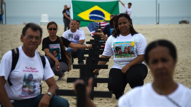 Des membres de Rio of Peace, une association brésilienne, rendent hommage aux victimes de la fusillade de Newton, au Connecticut sur la place de Copacabana à Rio de Janeiro. Des membres de Rio of Peace, une association brésilienne, rendent hommage aux victimes de la fusillade de Newton, au Connecticut sur la place de Copacabana à Rio de Janeiro.