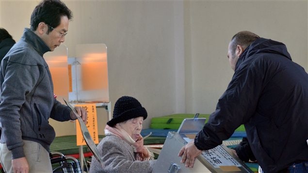 Une électrice âgée vote à Tokyo Une électrice âgée vote à Tokyo