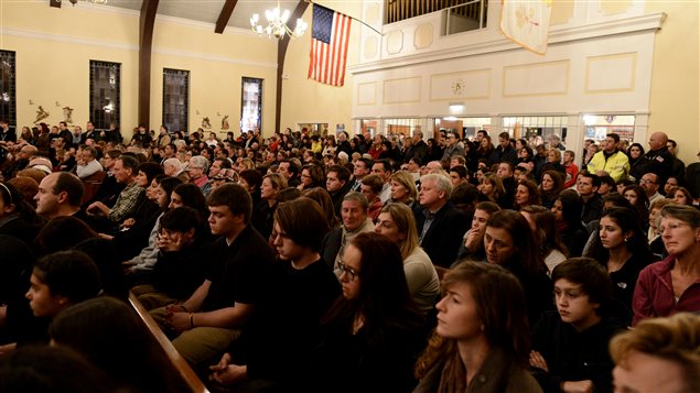 Rassemblement à l'église catholique St. Rose of Lima à Newtown, au Connecticut, le 14 décembre 2012, suite à la fusillade. Rassemblement à l'église catholique St. Rose of Lima à Newtown, au Connecticut, le 14 décembre 2012, suite à la fusillade.