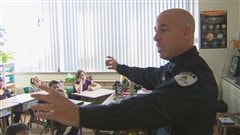 Le porte-parole du Service de police de la Ville de Lévis lors d'une formation dans une école primaire de Lévis (archives). Le porte-parole du Service de police de la Ville de Lévis lors d'une formation dans une école primaire de Lévis (archives).