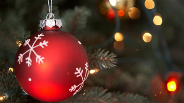 Une boule rouge dans un sapin de Noël Une boule rouge dans un sapin de Noël