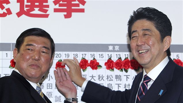Le Parti libéral démocratique de Shinzo Abe (à droite) a remporté les élections législatives du 16 décembre au Japon. Le Parti libéral démocratique de Shinzo Abe (à droite) a remporté les élections législatives du 16 décembre au Japon.