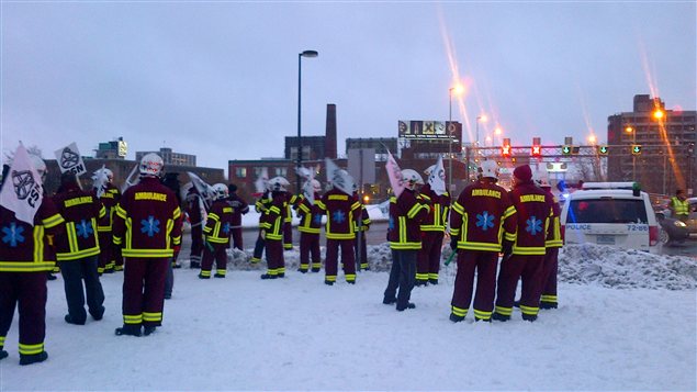 Des paramédics manifestent à l'entrée nord du pont Jacques-Cartier. Des paramédics manifestent à l'entrée nord du pont Jacques-Cartier.