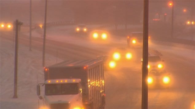 La tempête frappe la région de Québec, où jusqu'à 35 cm sont attendus d'ici mardi. La tempête frappe la région de Québec, où jusqu'à 35 cm sont attendus d'ici mardi.