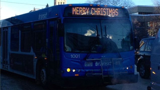 Un autobus de Saskatoon affiche « Joyeux Noël » Un autobus de Saskatoon affiche « Joyeux Noël »