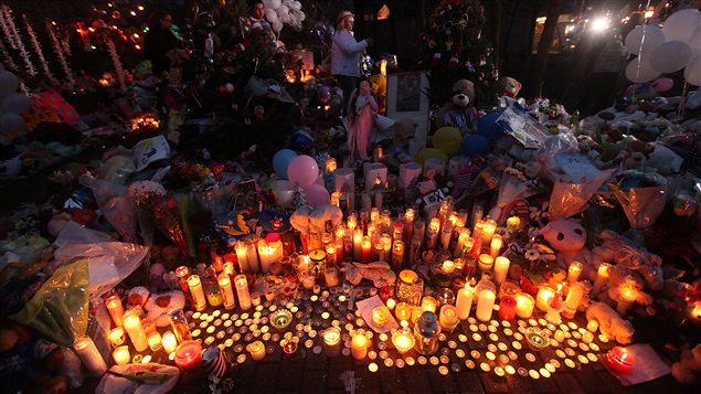 Mémorial pour les victimes de la tuerie de Newtown Mémorial pour les victimes de la tuerie de Newtown