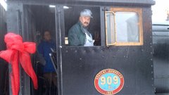 Un mécanicien a été embauché pour l'entretien du train. Un mécanicien a été embauché pour l'entretien du train.