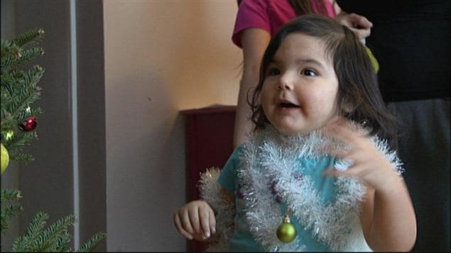 La famille Cochrane a reçu le 17 décembre l'arbre de son premier Noël dans sa première maison à Winnipeg. La famille Cochrane a reçu le 17 décembre l'arbre de son premier Noël dans sa première maison à Winnipeg.