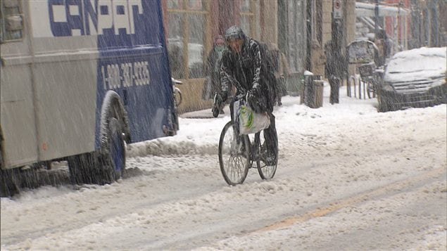 Un cycliste affronte la tempête Un cycliste affronte la tempête