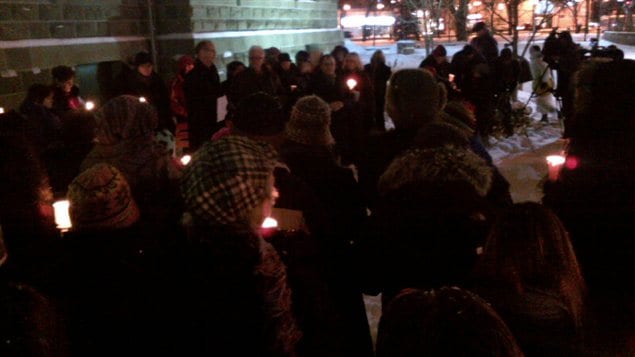Veillée à la bougie en mémoire d'Ana Marquez-Greene, le 17 décembre 2012 devant l'Université de Winnipeg. Veillée à la bougie en mémoire d'Ana Marquez-Greene, le 17 décembre 2012 devant l'Université de Winnipeg.