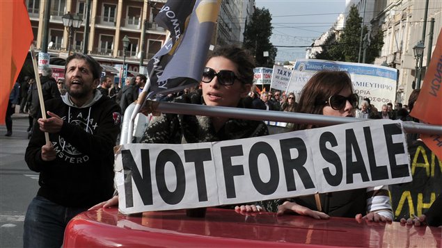 À Athènes, des employés protestent contre le projet de privatisation de leur banque (17 décembre 2012) À Athènes, des employés protestent contre le projet de privatisation de leur banque (17 décembre 2012)