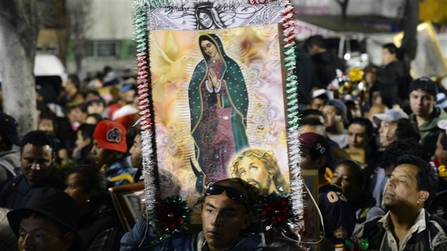 Des chrétiens célèbrent la Vierge de Guadalupe à Mexico. Des chrétiens célèbrent la Vierge de Guadalupe à Mexico.