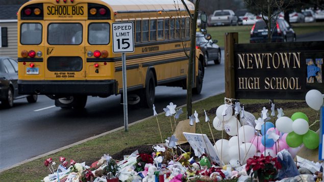 Un mémorial improvisé à la mémoire des victimes de l'école Sandy Hook accueillait les élèves du secondaire qui effectuaient leur retour en classe à Newtown, le 18 décembre 2012. Un mémorial improvisé à la mémoire des victimes de l'école Sandy Hook accueillait les élèves du secondaire qui effectuaient leur retour en classe à Newtown, le 18 décembre 2012.