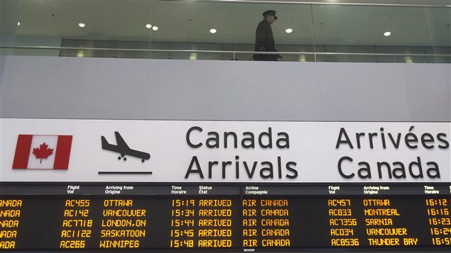 Les transporteurs aériens doivent maintenant afficher les prix des billets d'avion en incluant tous les frais. Les transporteurs aériens doivent maintenant afficher les prix des billets d'avion en incluant tous les frais.