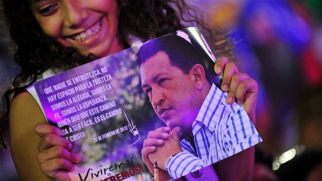 Une jeune fille tient une affiche à l'effigie de Hugo Chavez durant un concert donné en son honneur le 17 décembre 2012 à Managua. Une jeune fille tient une affiche à l'effigie de Hugo Chavez durant un concert donné en son honneur le 17 décembre 2012 à Managua.