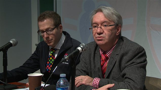 Les docteurs Harley Eisman, de l'Hôpital de Montréal pour enfants, et Marc Girard, du CHU Ste-Justine, au cours d'une conférence de presse le 20 décembre Les docteurs Harley Eisman, de l'Hôpital de Montréal pour enfants, et Marc Girard, du CHU Ste-Justine, au cours d'une conférence de presse le 20 décembre