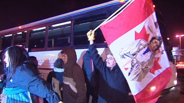 Des gens qui appuient le mouvement Idle No More embarquent dans un autocar à Regina le 19 décembre 2012. Des gens qui appuient le mouvement Idle No More embarquent dans un autocar à Regina le 19 décembre 2012.