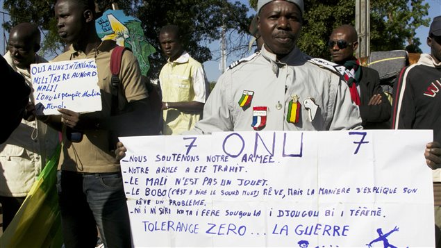 Des manifestants demandent à l'ONU d'intervenir dans le Nord-Mali à Bamako, le 8 décembre. Des manifestants demandent à l'ONU d'intervenir dans le Nord-Mali à Bamako, le 8 décembre.