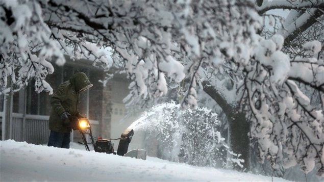 Un homme souffle la neige dans sa cour en Iowa, aux États-Unis, où sont déjà tombés 30 centimètres de neige. Un homme souffle la neige dans sa cour en Iowa, aux États-Unis, où sont déjà tombés 30 centimètres de neige.
