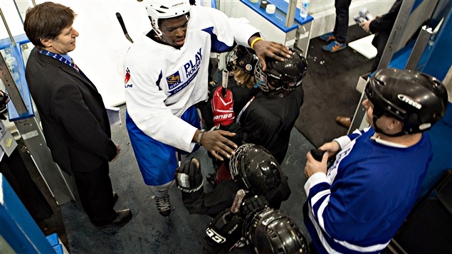 P. K. Subban salue des enfants lors du match amical à Toronto P. K. Subban salue des enfants lors du match amical à Toronto