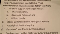 Une liste de revendications remise aux participants à une manifestation du mouvement Idle No More à l'aéroport international de Winnipeg, le 21 décembre 2012. Une liste de revendications remise aux participants à une manifestation du mouvement Idle No More à l'aéroport international de Winnipeg, le 21 décembre 2012.