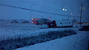Un autobus d'OC Transpo s'est renversé, sur l'avenue Woodroffe, au nord du chemin Fallowfield. Un autobus d'OC Transpo s'est renversé, sur l'avenue Woodroffe, au nord du chemin Fallowfield.