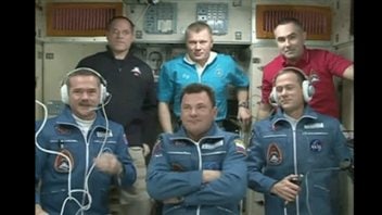Les deux équipages. Chris Hadfield se trouve en bas à gauche. Les deux équipages. Chris Hadfield se trouve en bas à gauche.