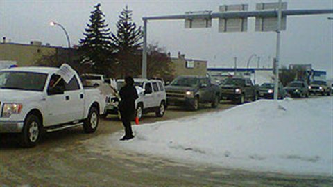 Des voitures ralentissent la circulation vers l'aéroport vendredi matin. Des voitures ralentissent la circulation vers l'aéroport vendredi matin.