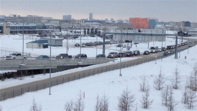 Une file de véhicules s'étire le long de la route menant au terminal de l'aéroport de Winnipeg le 21 décembre 2012, en raison d'un geste de perturbation mené par des membres du mouvement Idle No More. Une file de véhicules s'étire le long de la route menant au terminal de l'aéroport de Winnipeg le 21 décembre 2012, en raison d'un geste de perturbation mené par des membres du mouvement Idle No More.